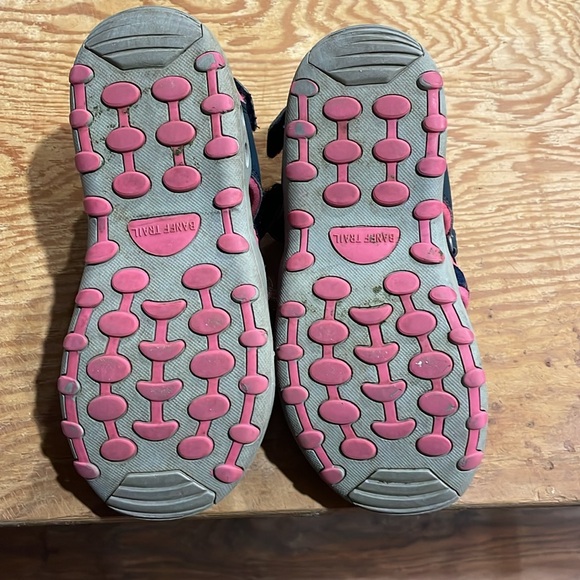 Barely used sandals for girls - Picture 2 of 3